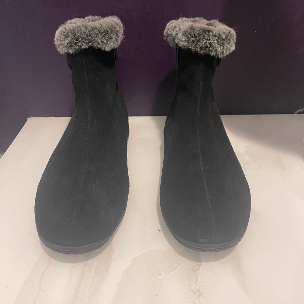 Soft walk Helena black suede bootie
